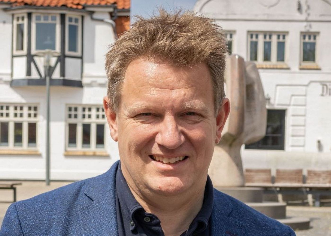 Adm. direktør og mediekonsulent